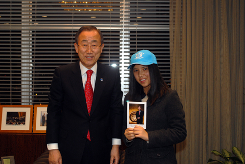 미국 뉴욕 맨해튼의 유엔본부에서 반기문 유엔 사무총장과 기념사진 찍고 있는 임성희 양.