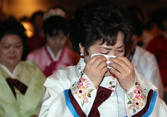 40∼70대 여성을 대상으로 하는 '학력인정 평생학교' 졸업식에서 눈물 훔치는 졸업생.