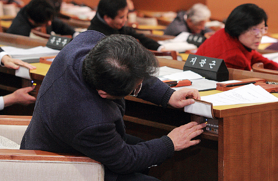 전자투표를 위해 참석 버튼을 누르고 있는 지관근 시의원