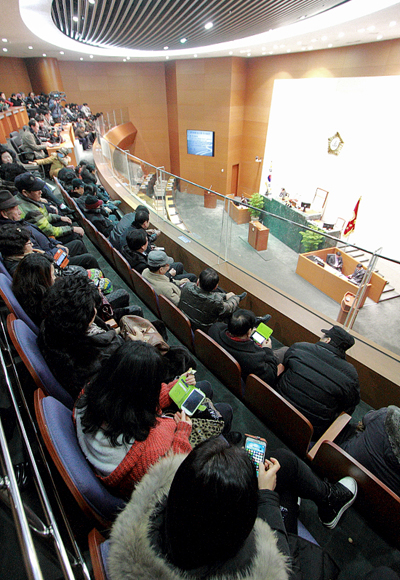 7일, 성남시의회 임시회가 열린 가운데 본회의 방청을 위해 시민들이 방청석을 가득 메우고 있다.
