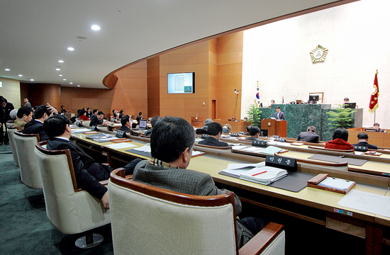 성남시의회가 임시회를 열고 2013년도 예산안을 처리함에 따라 일주일간 이어져 온 성남시의 준예산 사태가 막을 내리게 됐다.
