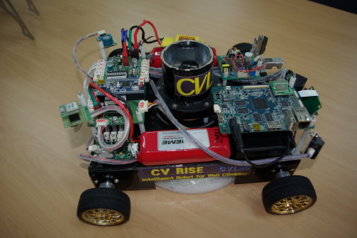 이들 세 학생이 만드는 데 참여한 로봇이며, 앞으로도 더욱 개선해 나가야할 로봇이란다. 