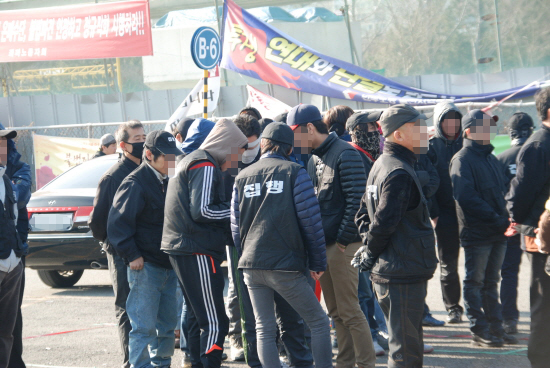  8일 오후 1시부터 울산지법이 현대차 비정규직 철탑농성장 강제철거를 시도한 가운데 법원에서 동원한 용역 중 일부가 고교졸업반 학생인 것으로 나타났다