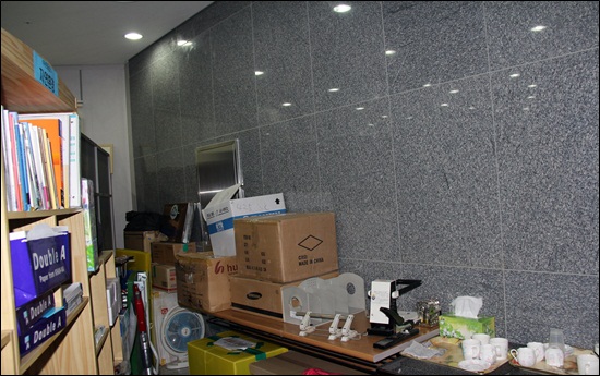 중앙로비에 사무실을 만든 칸막이 단체 사무실은 항상 싸늘하다. 