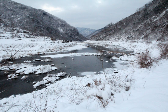 섬진강 저리소산 아래 섬진강이 산에 막혀 휘돌아 나가고 있다.