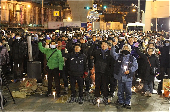 9일 저녁 7시 30분부터 부산 영도구 한진중공업 앞에서는 400여명이 모인 가운데 한진중공업 노동자 최강서씨의 추모 문화제가 열렸다. 
