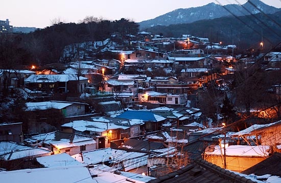  8일 오후 서울 성북구 정릉3동 정릉생명평화마을에 어둠이 내리자, 가로등이 어두운 골목길을 밝혀주고 있다.  
정릉생명평화마을은 홍대 앞을 기반으로 거주 및 활동하던 젊은 예술가들이 정릉의 임대료가 싼 빈집을 얻어 거주 및 작업실로 사용하며 사회적기업가 육성 사업을 벌이고 있다.