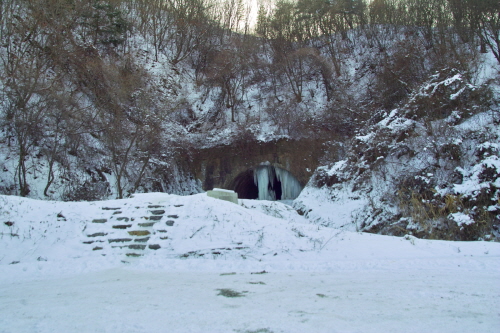고대산 중턱에 을씨년스런 모습으로 나타나는 역고드름 동굴