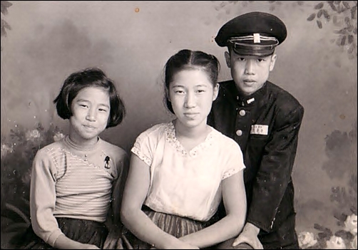 1958년 추석. 중학생 형님과 셋째누님(가운데), 초등학교 6학년 시절 막내 누님(왼쪽). 