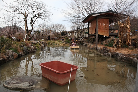  텃밭 도서관에는 원두막과 식물원·연못·텃밭 등이 있어 아이들이 오면 언제든 마음껏 뛰어놀 수 있도록 되어 있다. 
