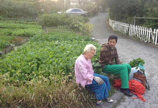  정릉생명평화마을 공동체를 기획한 정상문씨가 지난해 서울 성북구 정릉3동 마을텃밭에서 주민 어르신과 이야기를 나누고 있다.