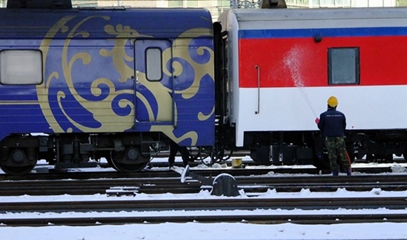 추운날씨에도 물을 뿌리며 기차를 닦고 있는 철도 직원. 소리소문없이 세상을 돌아가게 하는 분들이다.   