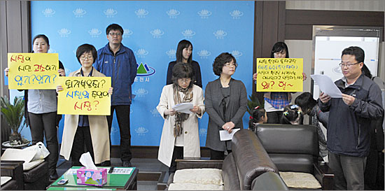  지난해 4월 25일, 무상급식 요구 기자회견 중인 시민을 고발한 이광준 춘천시장을 규탄하는 '춘천무상급식실현운동본부' 기자회견