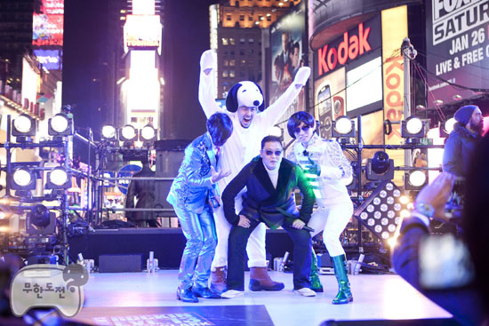  지난해 12월 31일, 미국 뉴욕 타임스퀘어에서 진행된 신년맞이 쇼를 통해 싸이의 '강남스타일' 무대를 함께 했다. 