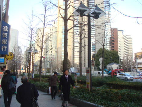       오사카 시가지 모습입니다. 오가는 사람들은 두꺼운 겨울옷을 입고 다닙니다.