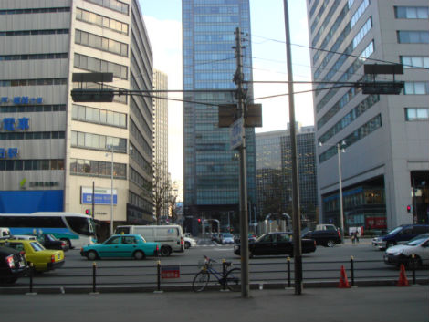       제이알 오사카역 남쪽 문 앞에서 본 시가지입니다. 한 가운데 보이는 건물은 도코모빌딩입니다. 도코모는 일본 NTT에서 운영하는 휴대전화 상표입니다. 일본 휴대전화 가입자수는 도코모, 케이디디아이, 소프트뱅크 순입니다. 최근 스마트 폰 가입자수는 소프트뱅크, 케이디디아이, 도코모 순입니다. 소프트뱅크와 케이디디아이는 아이폰을 팔고 있습니다.  