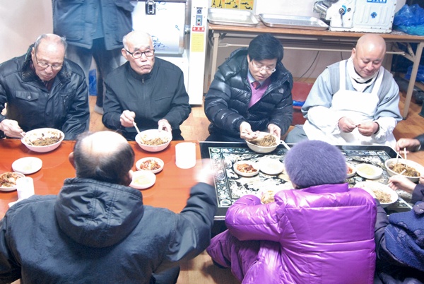 스님짜장을 들고 있는 염태영 수원시장(위쪽 오른쪽에서 두 번째) 과 지동의 노인들