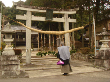 　　마노오노 마을 금줄은 다른 곳과 달리 금줄에 붓순나무 다발을 묶어서 걸어놓습니다. 진자 앞에 꾸며놓은 금줄입니다. 진자 현판에는 河內大明神 이라고 쓰여 있습니다.