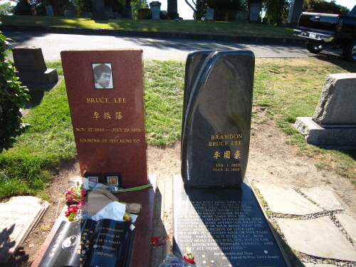 이소룡과 그의 아들 브랜든 리의 무덤. 부자의 죽음은 비극으로 점철되어 있다.