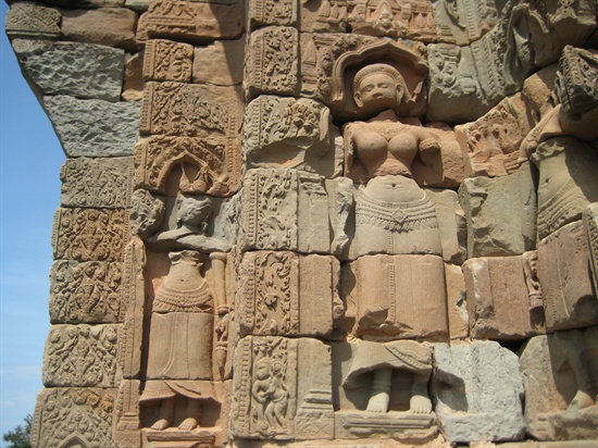 바콩 중앙 신전 탑문 왼쪽 벽면의 여신과 압사라 부조, 치마의 모양이나 다리가 드러나지 않는 것이 앙코르 와트의 그것들과는 다르다.