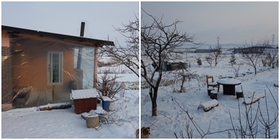 하얀 눈으로 뒤덮인 시골집 