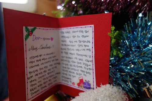 소녀는 크리스마스때가 되면 트리와 카드를 손수 만든다.