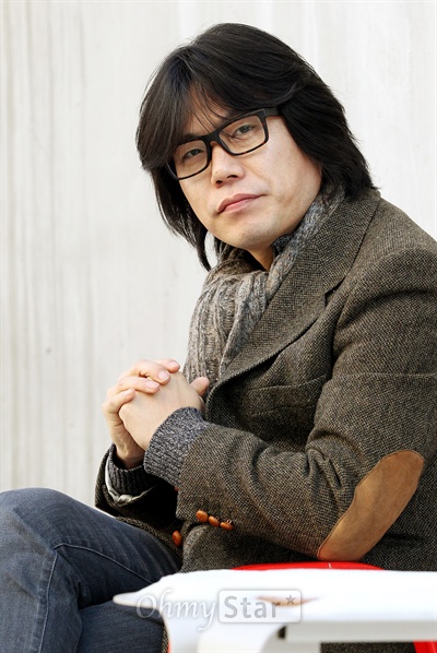  영화<타워>의 김지훈 감독이 4일 오후 서울 논현동의 한 카페에서 인터뷰에 앞서 포즈를 취하고 있다.