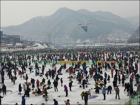 12일 15만5670명의 관광객이 산천어축제장을 찾았다.
