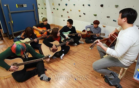 10일 오전 서울 송파구 문정동 주택가에 위치한 마을공동체 문화공간 '즐거운가'에서 간사 선생님이 학생들에게 기타를 가르쳐 주고 있다.