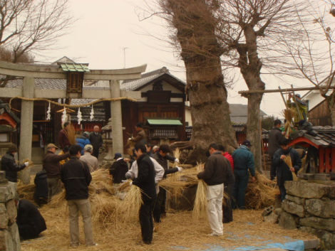 마을 사람들이 히요시오다진자 앞마당에 모여서 볏짚을 추려서 줄을 만들고 있습니다. 
