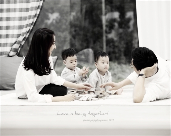  배우 박은혜가 14일 오전 SNS 계정에 올린 가족사진.