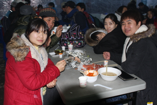 서울에서 오신 젊은 부부였는데 송어구이를 제 입에 넣어주어서 참 맛나게 먹었습니다.
