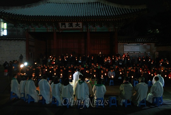 14일 오후 서울 대한문 앞에서 '용산참사 4주기 추모미사'가 열린 가운데 미사에 참가한 시민들이 촛불을 들고 있다.