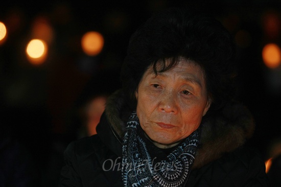 용산참사 유가족인 전재숙씨가 14일 오후 서울 대한문 앞에서 열린 '용산참사 4주기 추모미사'에 참석하고 있다.