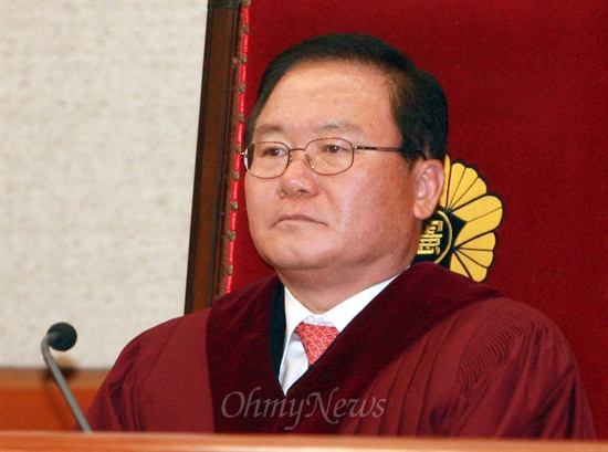 헌법재판소장으로 내정된 이동흡 전 헌법재판관이 지난 2008년 11월 13일 열린 종부세 선고에 참여하고 있다.