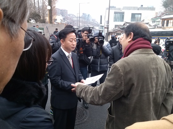  지난 14일 오전, 언론단체들이 기자회견을 마치고 정익훈 국민행복제안센터장에게 요구안을 전달하고 있다.