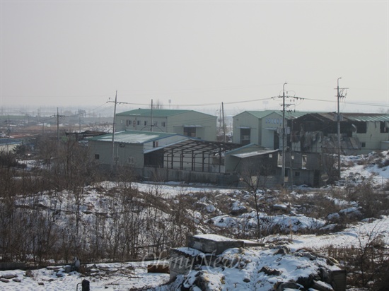  14일 오후, 찾아간 경기도 김포시 고촌읍 신곡리 995 번지 일대 전경. 뼈대만 남은 공장들이 버려져 있다. 