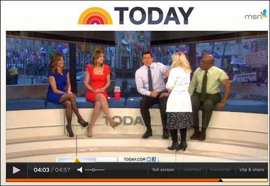 NBC 투데이 쇼의 진행자 네 명이 나란히 앉아서 독감 백신을 맞는 장면.