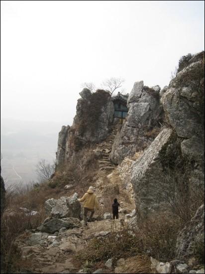 해남 달마산에 있는 '도솔암' 저 멀리 바위 사이로 도솔암이 보입니다.