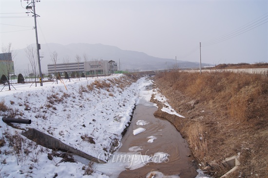 염산누출 사고가 난 상주시 청리면 웅진폴리실리콘 공장 앞으로 소하천이 흐르고 있다. 이 하천을 통해 염산이 누출됐다.