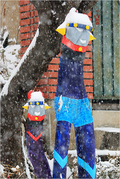 낭만골목, 눈이 펑펑 쏟아짇던 날, 어느 집 대문 앞 반바지를 입고 서 있는 태권브이.
