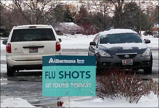 동네 약국들 앞에 나와있는 독감 백신 광고판 