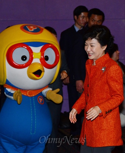 '뽀통령' 만난 박근혜 당선인 박근혜 대통령 당선인이 16일 오후 성동구 CGV왕십리에서 열린 ‘뽀로로 슈퍼썰매 대모험’ 개봉 기념 시사회에 참석하고 있다.