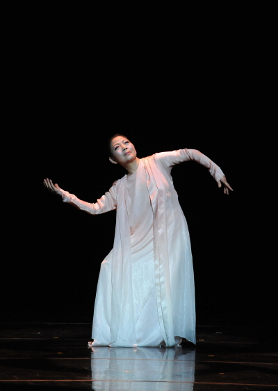 육완순이 자신의 50주년 기념공연인 '육완순 현대무용 50년 페스티벌'에서 '아직도, 최고의 날을 꿈꾼다'라는 작품으로 여전한 아름다움과 열정적인 춤사위를 선보이고 있다. 