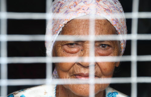 창밖의 제게 시선을 주고 계신 이 말레이시아 할머님의 시선에 그리움이 묻어있습니다. 
