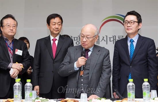 김용준 대통령직 인수위원장이 18일 오후 서울 삼청동 한국금융연수원에 마련된 인수위에서 출입기자들과 간담회를 가졌다. 