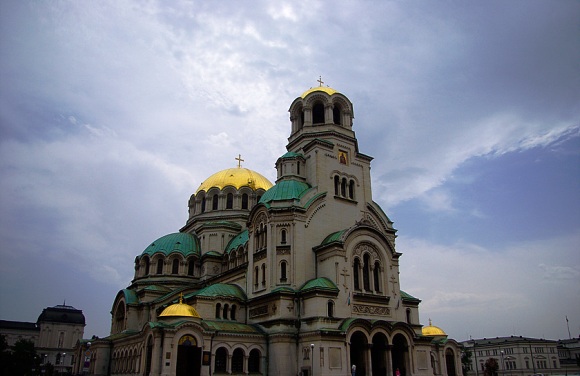 불가리아 소피아 시내 중심가엔 거대한 성당이 흔하다. 황금빛 지붕이 이채롭다.