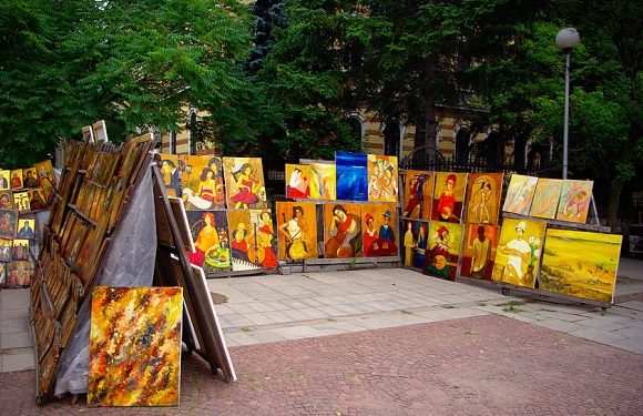 불가리아의 거리 풍경. 초록빛 나무와 붉은색과 노란색이 주조를 이루는 그림들의 하모니가 예쁘다.