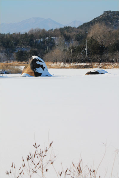 영랑호, 눈 덮인 호수 속 독수리바위.