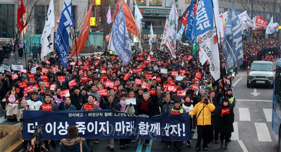 '용산참사 4주기 범국민추모대회' 참석자들이 서울역광장을 출발해 시청앞까지 행진을 벌이고 있다.